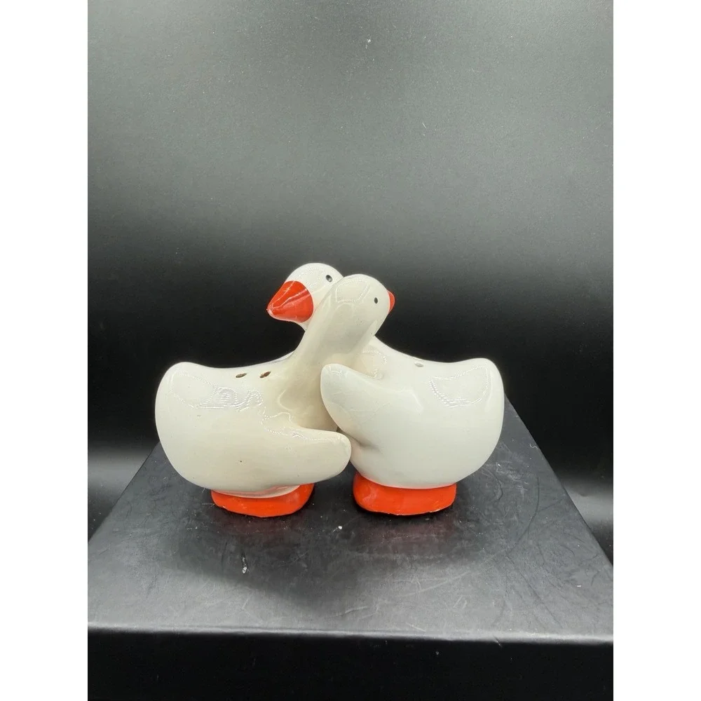 Vintage Hugging Geese Salt & Pepper Shakers 🪿🤍 Ceramic Farmhouse Kitchen Decor